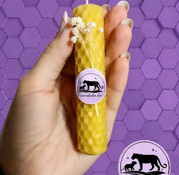 Vela de cera de abeja artesanal con flores secas