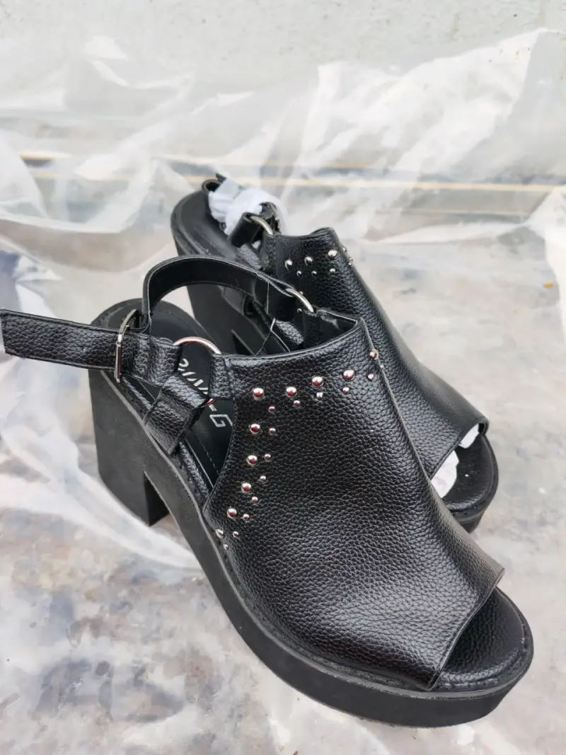 Zapatos de tacón alto negros con plataforma - 1