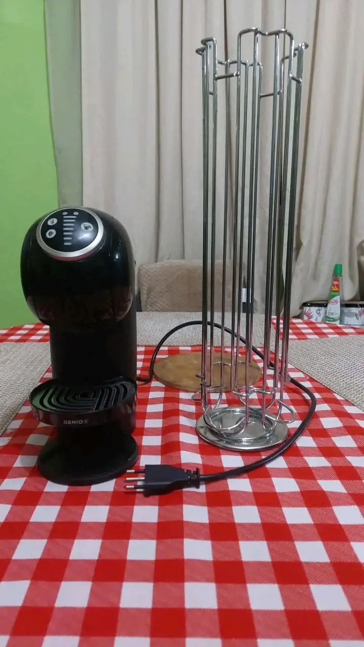 Cafetera Dolce Gusto Genio S Negra con Porta Cápsulas - 1