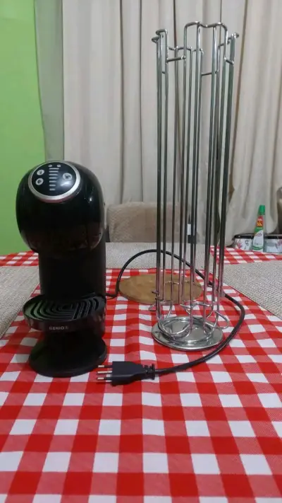 Cafetera Dolce Gusto Genio S Negra con Porta Cápsulas - miniatura 1