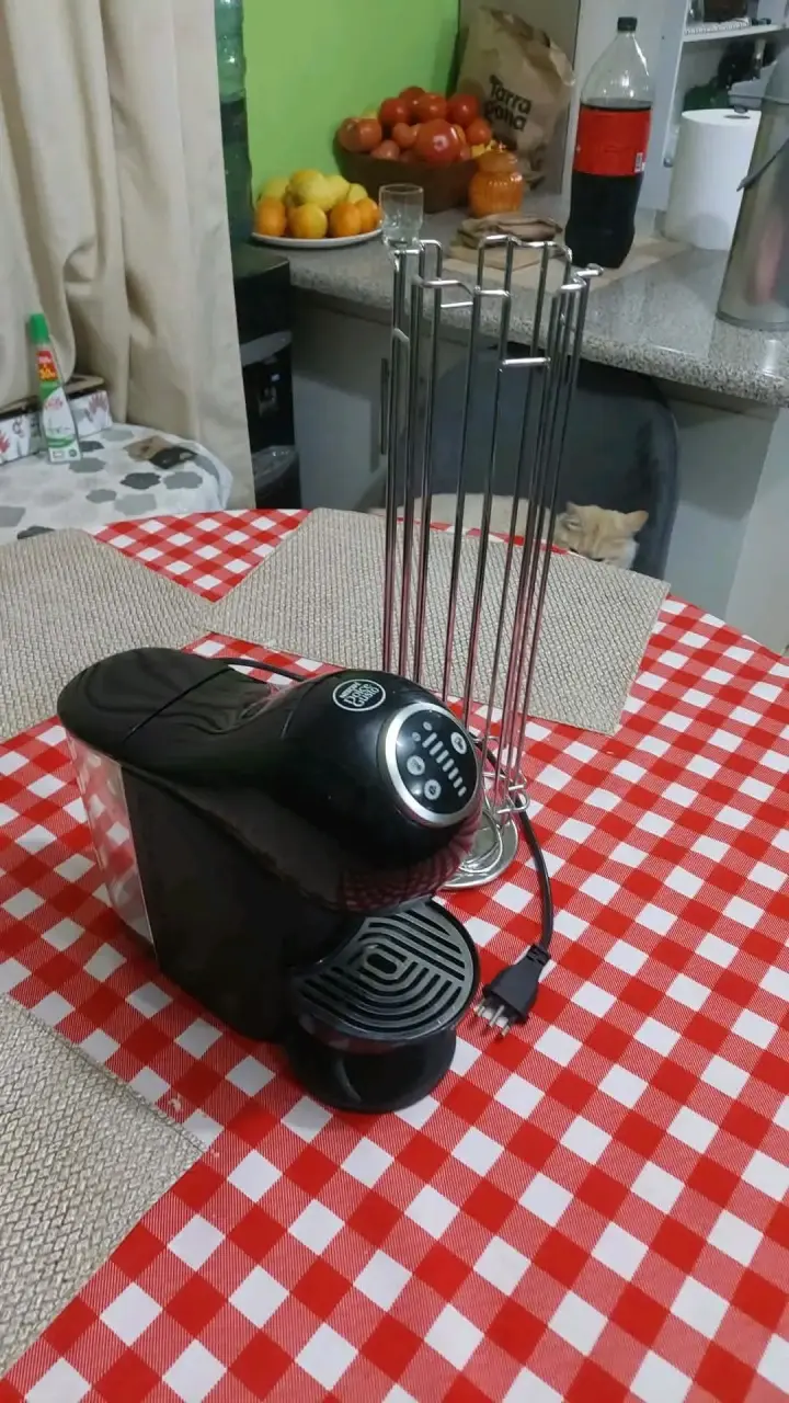 Cafetera Dolce Gusto Genio S Negra con Porta Cápsulas - 2