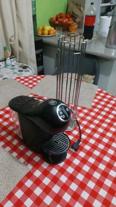 Cafetera Dolce Gusto Genio S Negra con Porta Cápsulas - miniatura 2