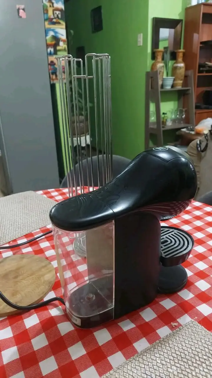 Cafetera Dolce Gusto Genio S Negra con Porta Cápsulas - 4