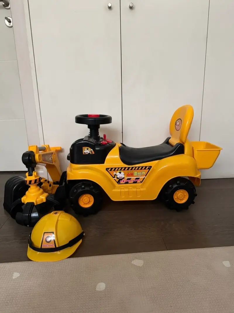Tractor de juguete para niños con casco