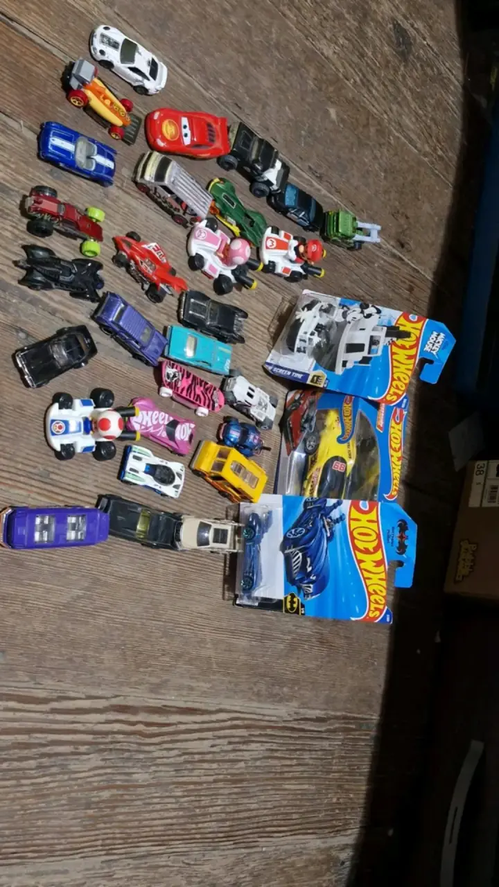 Colección de autos Hot Wheels y otros modelos
