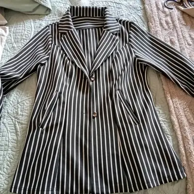 Blazer de rayas blanco y negro para mujer - miniatura 2