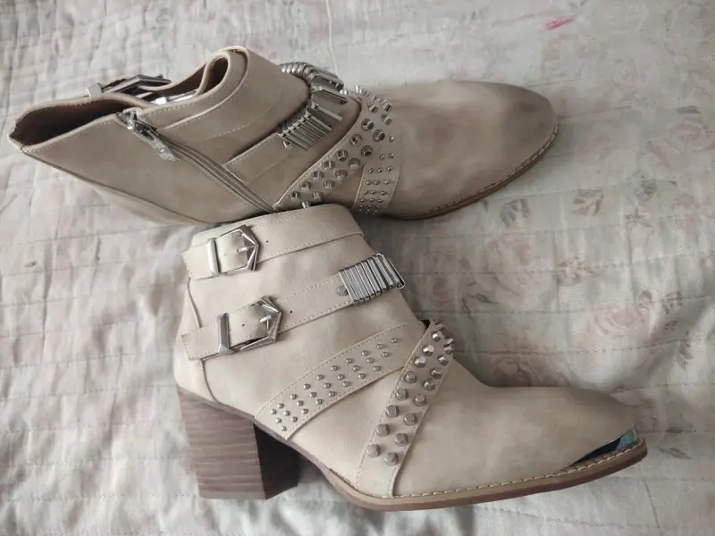 Botines beige con hebillas y tachas - 1
