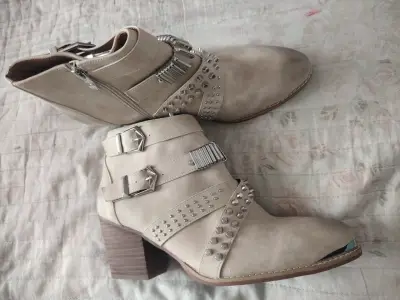 Botines beige con hebillas y tachas - miniatura 1