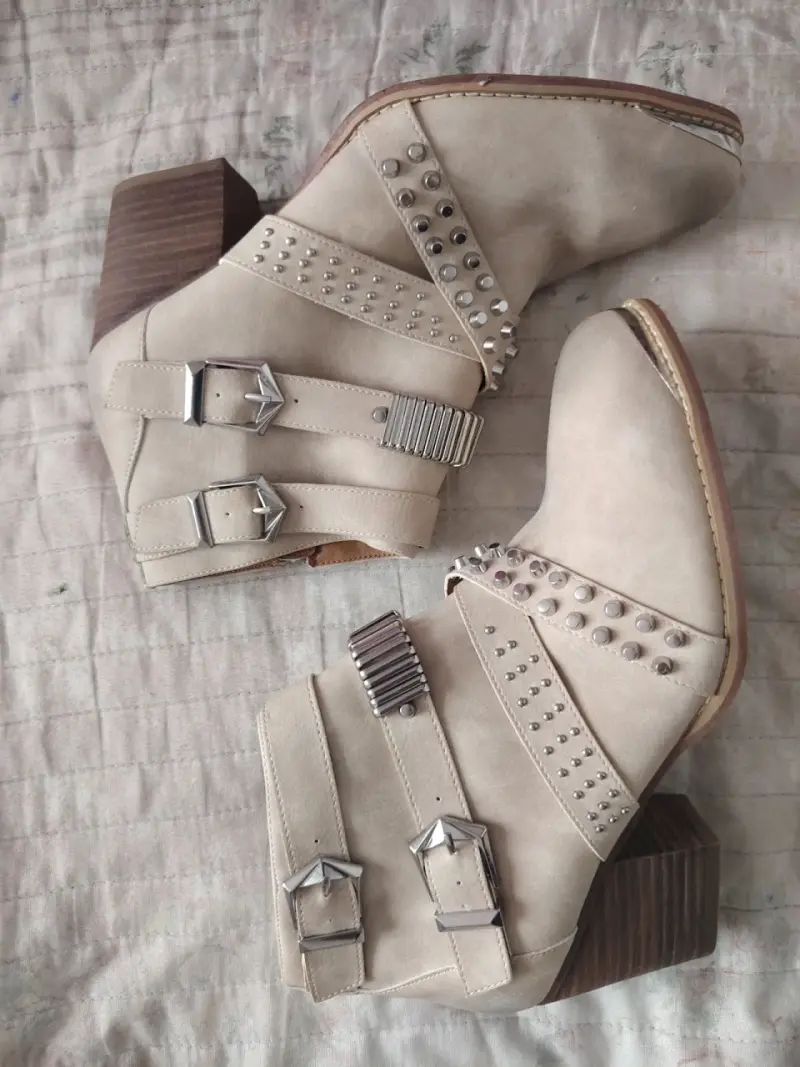 Botines beige con hebillas y tachas - 2
