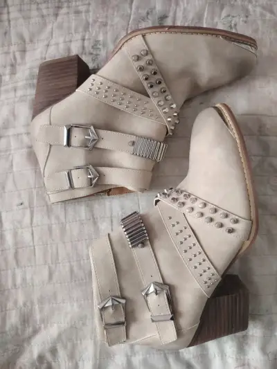 Botines beige con hebillas y tachas - miniatura 2