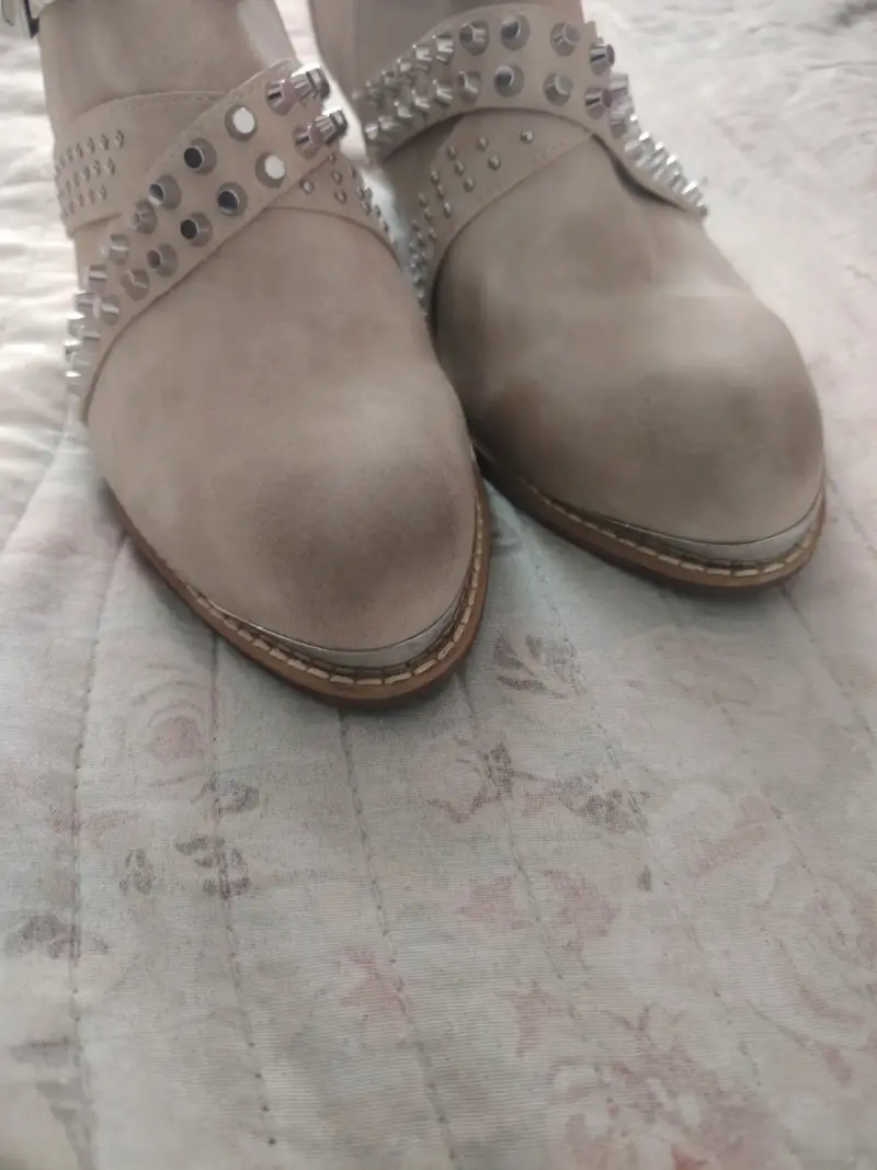 Botines beige con hebillas y tachas - 3