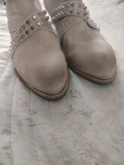 Botines beige con hebillas y tachas - miniatura 3