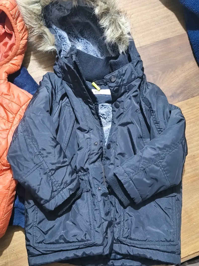 Chaqueta niño negra reístente al agua.
