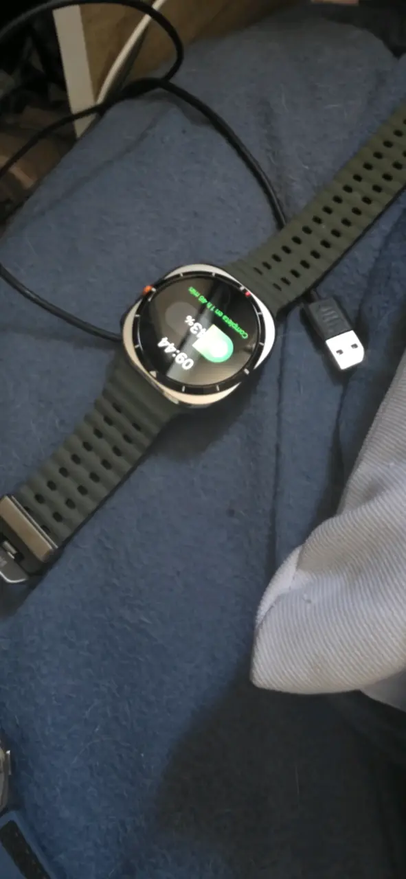 Smartwatch deportivo con correa verde - 1