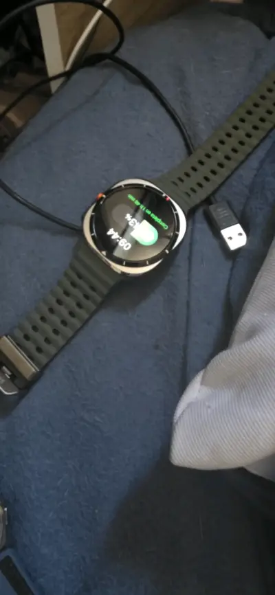 Smartwatch deportivo con correa verde - miniatura 1