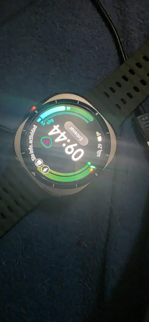Smartwatch deportivo con correa verde - 2