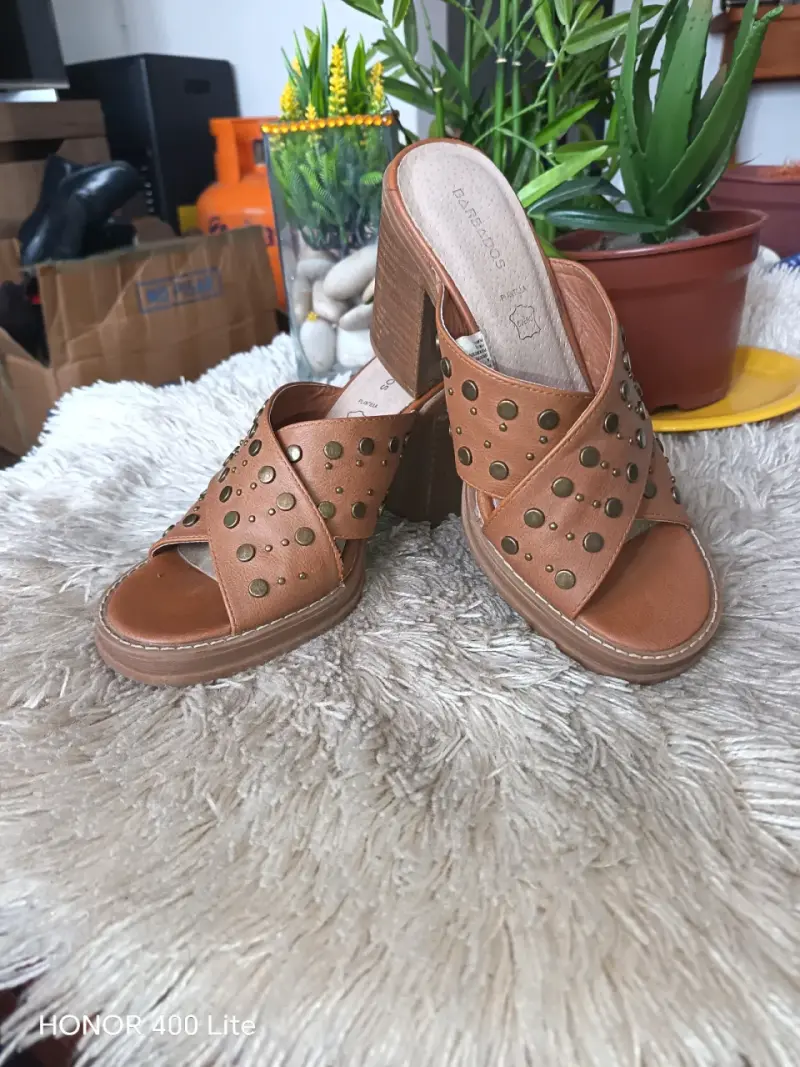 Sandalias de tacón alto marrón con tachuelas Barbados - 1