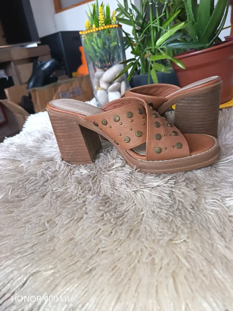 Sandalias de tacón alto marrón con tachuelas Barbados - 2