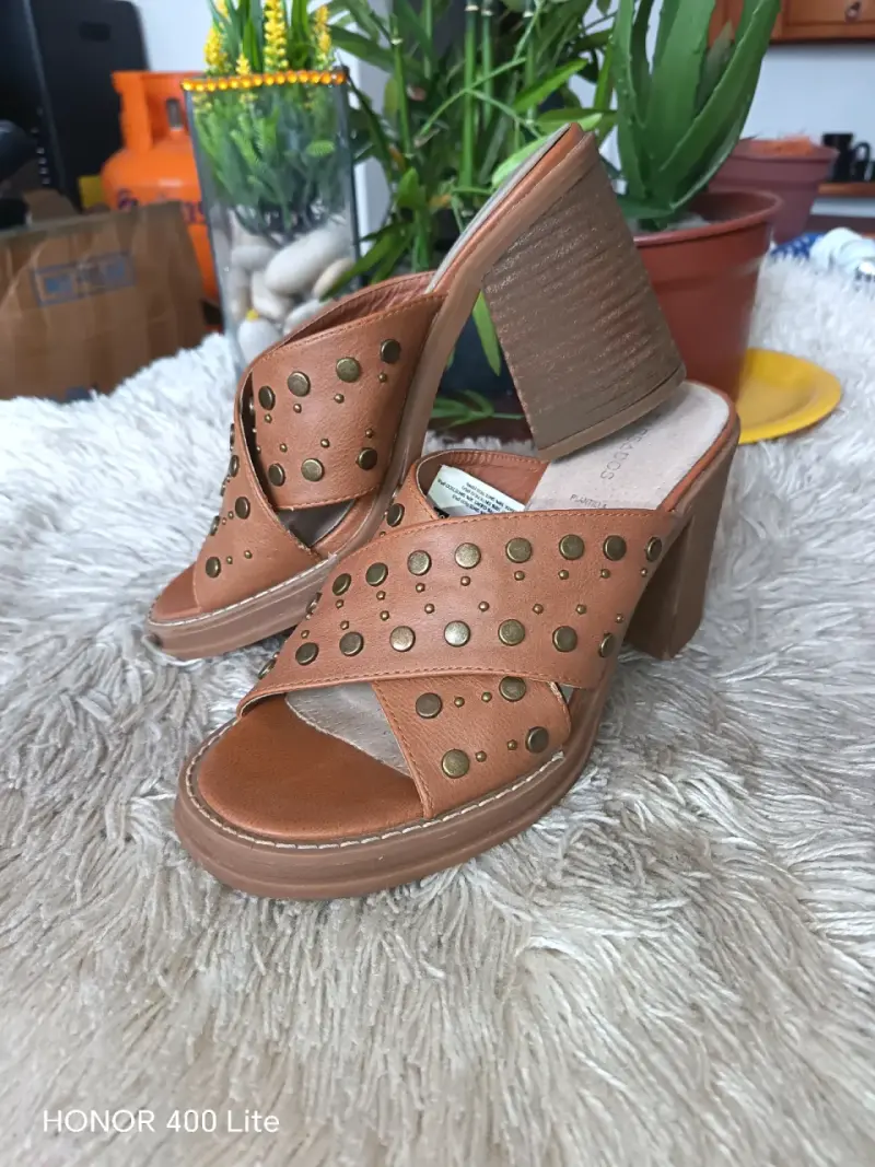 Sandalias de tacón alto marrón con tachuelas Barbados - 3