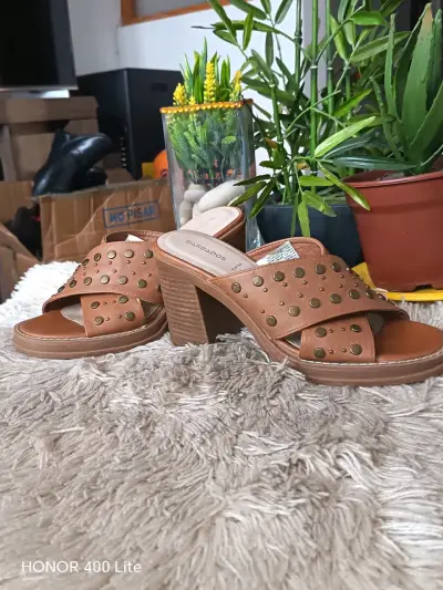Sandalias de tacón alto marrón con tachuelas Barbados - miniatura 4
