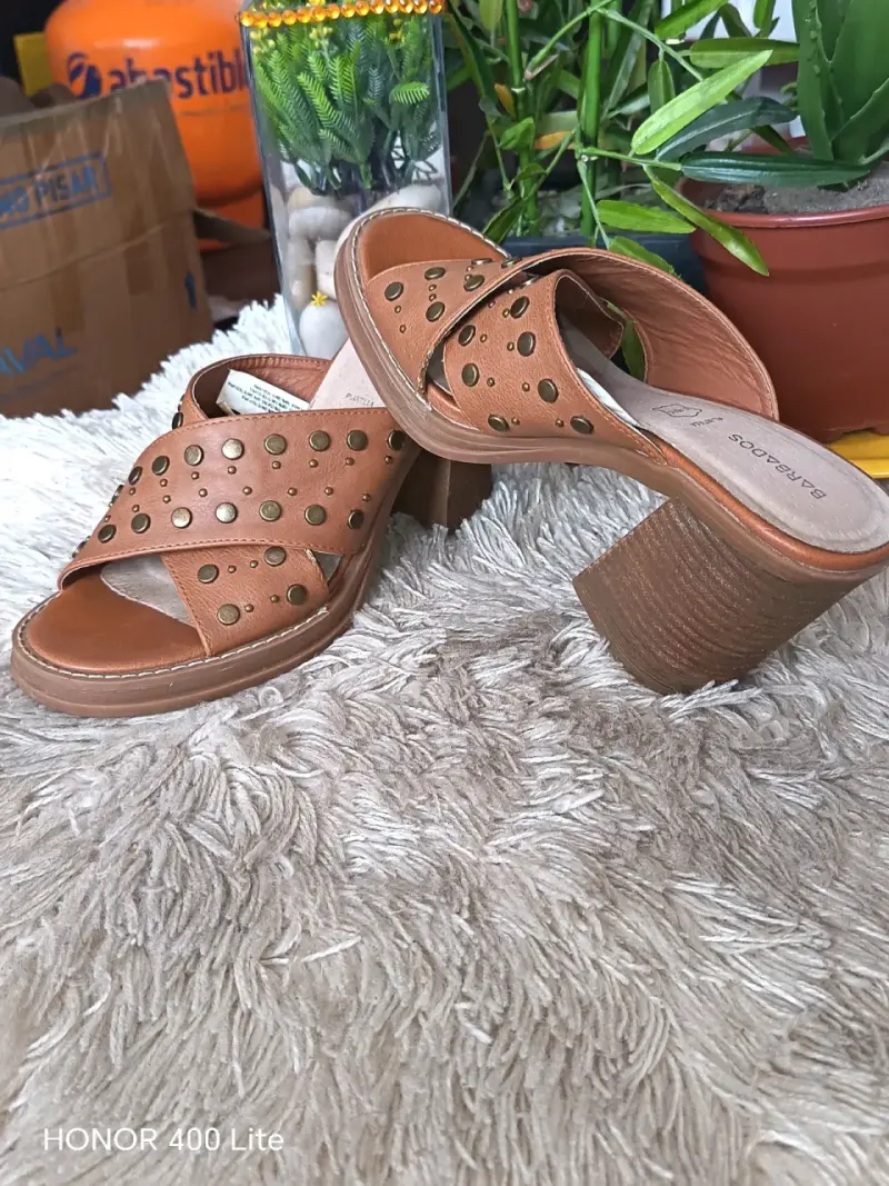 Sandalias de tacón alto marrón con tachuelas Barbados - 5