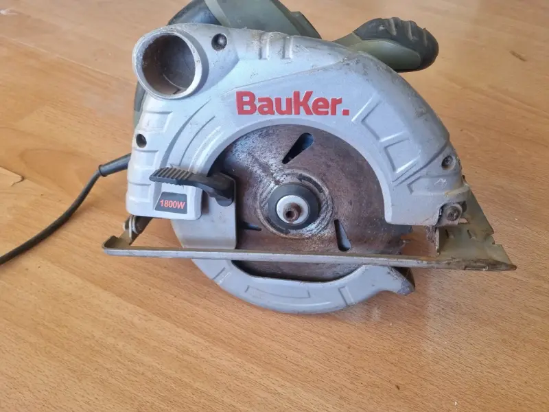 Sierra circular Bauker 1800W usada - 1