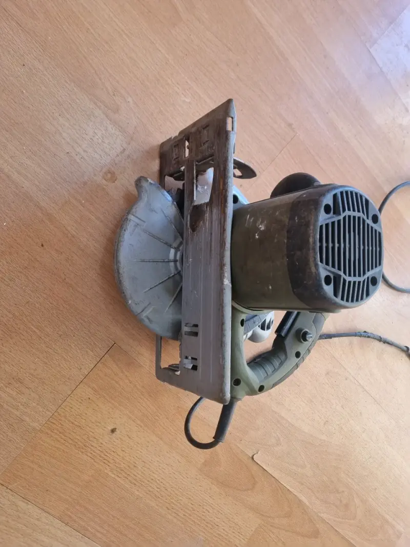 Sierra circular Bauker 1800W usada - 3