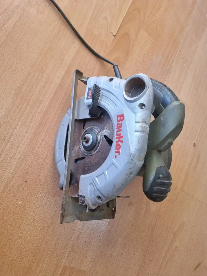 Sierra circular Bauker 1800W usada - 4