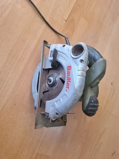 Sierra circular Bauker 1800W usada - miniatura 4