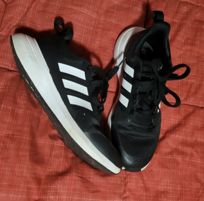 Zapatillas deportivas negras con franjas blancas - 1