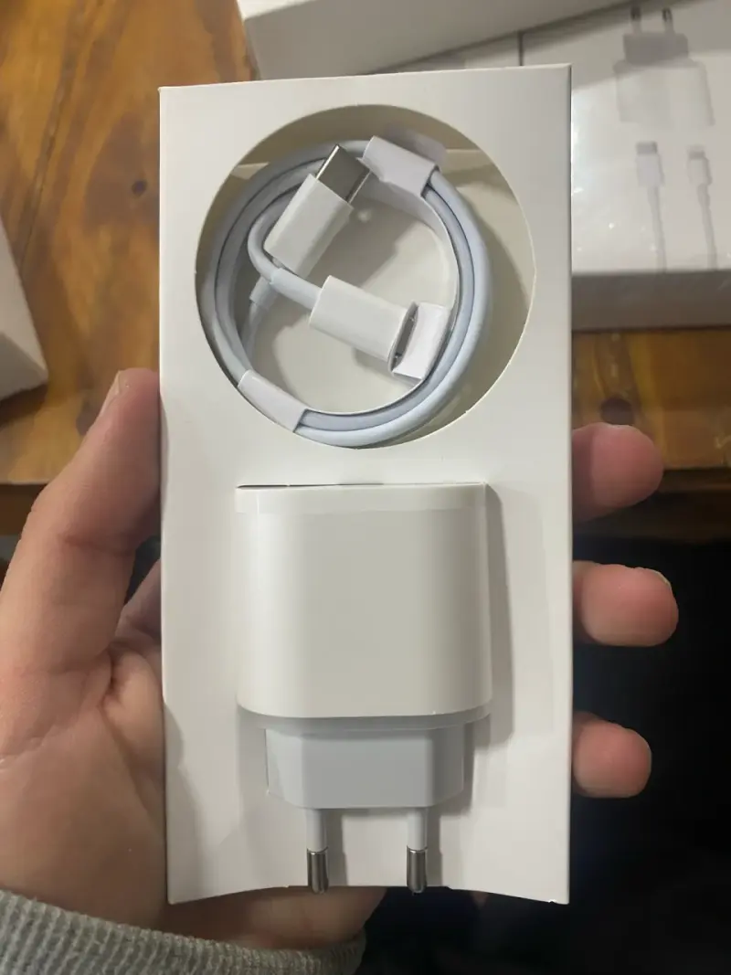 Cargador USB-C 20W con Cable para iPhone - 1