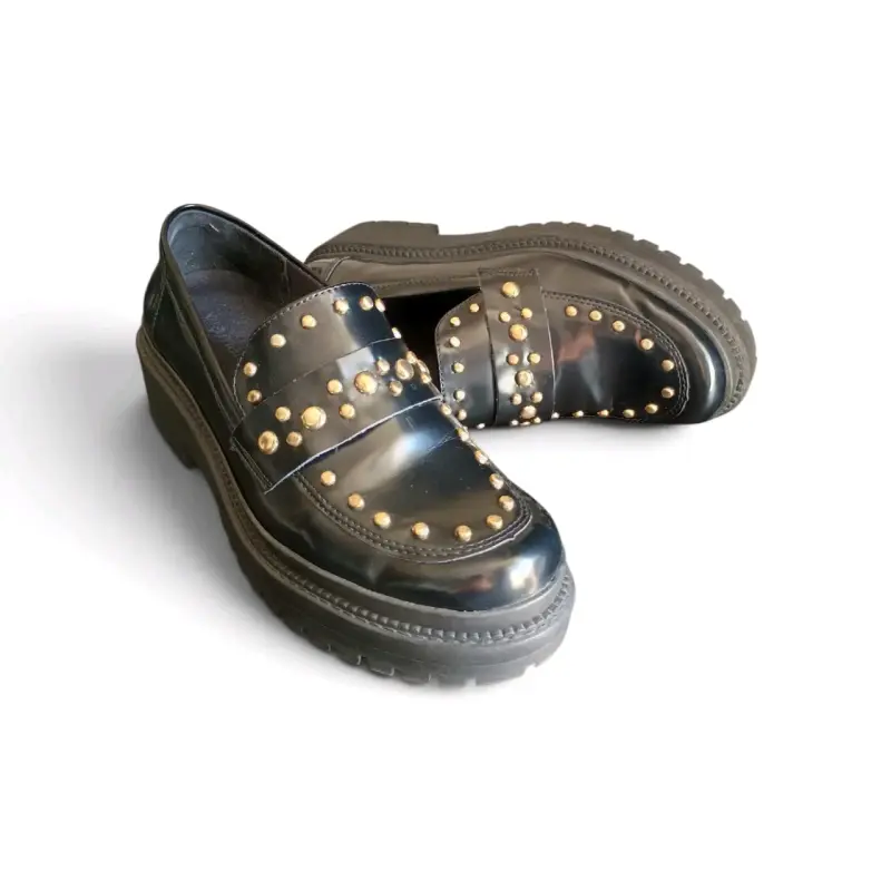 Zapatos tipo mocasín con tachas doradas - 2