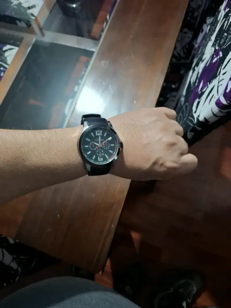 Reloj de pulsera negro con cronógrafo - 1