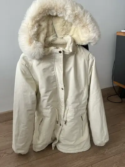 Chaqueta de invierno con capucha de piel sintética - miniatura 1