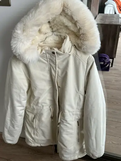 Chaqueta de invierno con capucha de piel sintética - miniatura 2