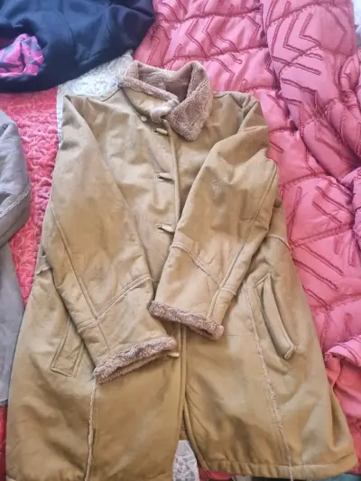 Abrigo de invierno beige con forro de piel sintética - miniatura 1