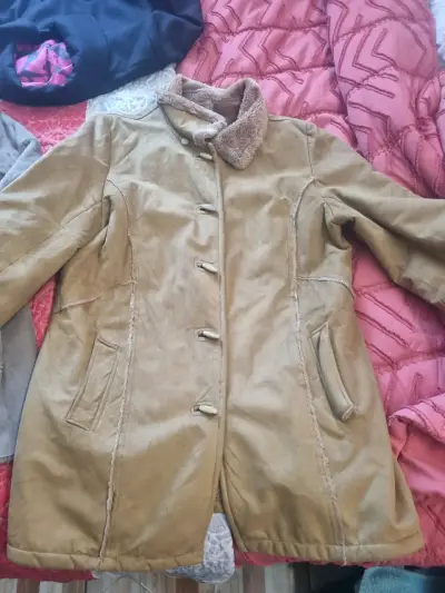 Abrigo de invierno beige con forro de piel sintética - miniatura 2