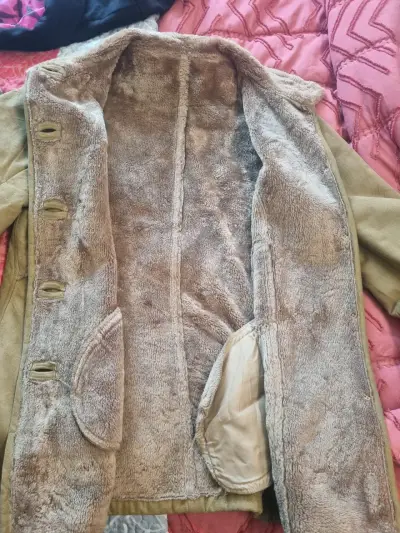 Abrigo de invierno beige con forro de piel sintética - miniatura 3