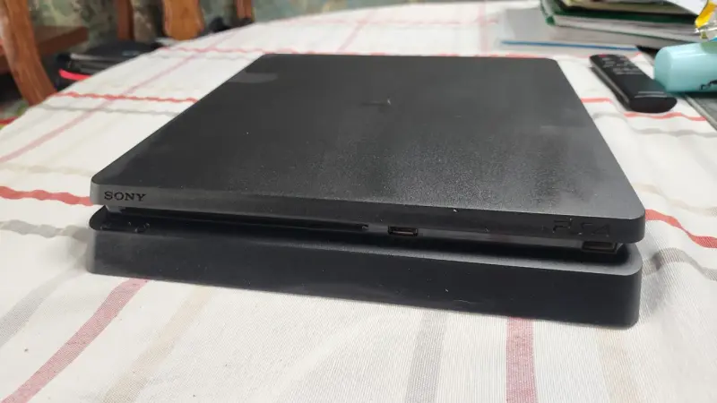 Consola Sony PS4 con dos controles - 1