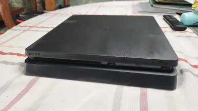 Consola Sony PS4 con dos controles - miniatura 1