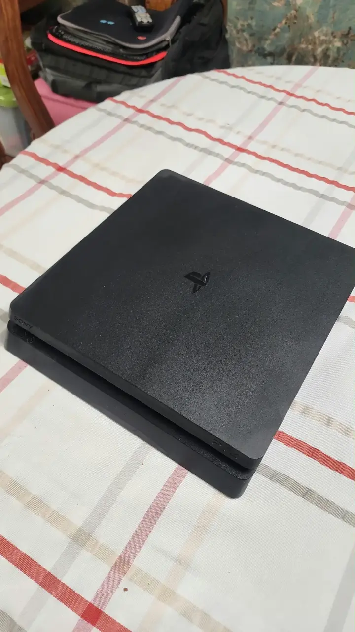 Consola Sony PS4 con dos controles - 3