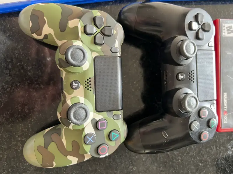 Consola Sony PS4 con dos controles - 4