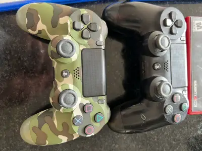 Consola Sony PS4 con dos controles - miniatura 4