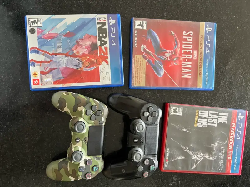 Consola Sony PS4 con dos controles - 5