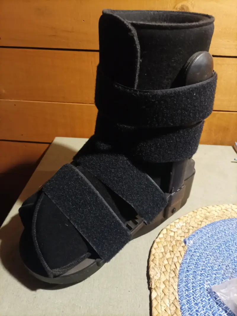 Bota ortopédica negra con velcro tamaño L (41-44) - 1