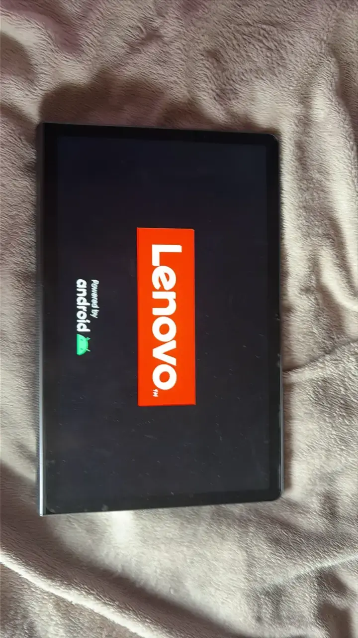 Tablet Lenovo Yoga con funda y soporte - 1