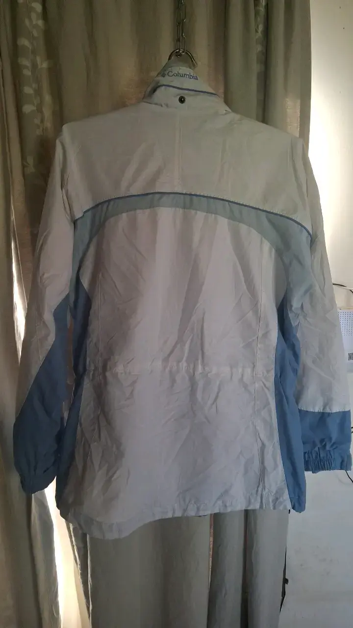 Chaqueta Columbia deportiva blanca y celeste - 2