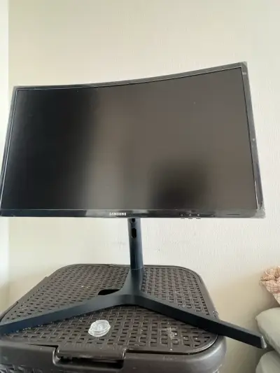 Monitor curvo Samsung de 24 pulgadas 144hrz - miniatura 1