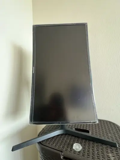 Monitor curvo Samsung de 24 pulgadas 144hrz - miniatura 2