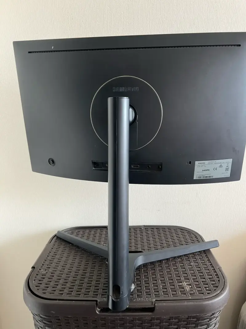 Monitor curvo Samsung de 24 pulgadas 144hrz - 3